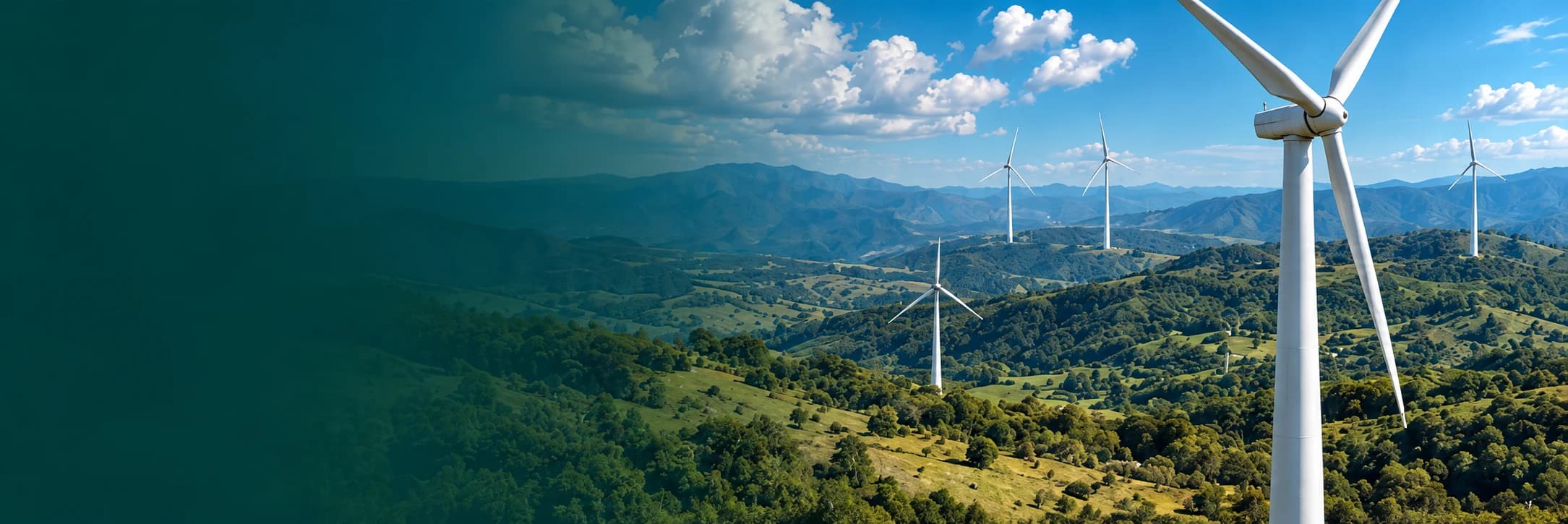 Aerogeradores entre montanhas e vegetação de um parque eólico